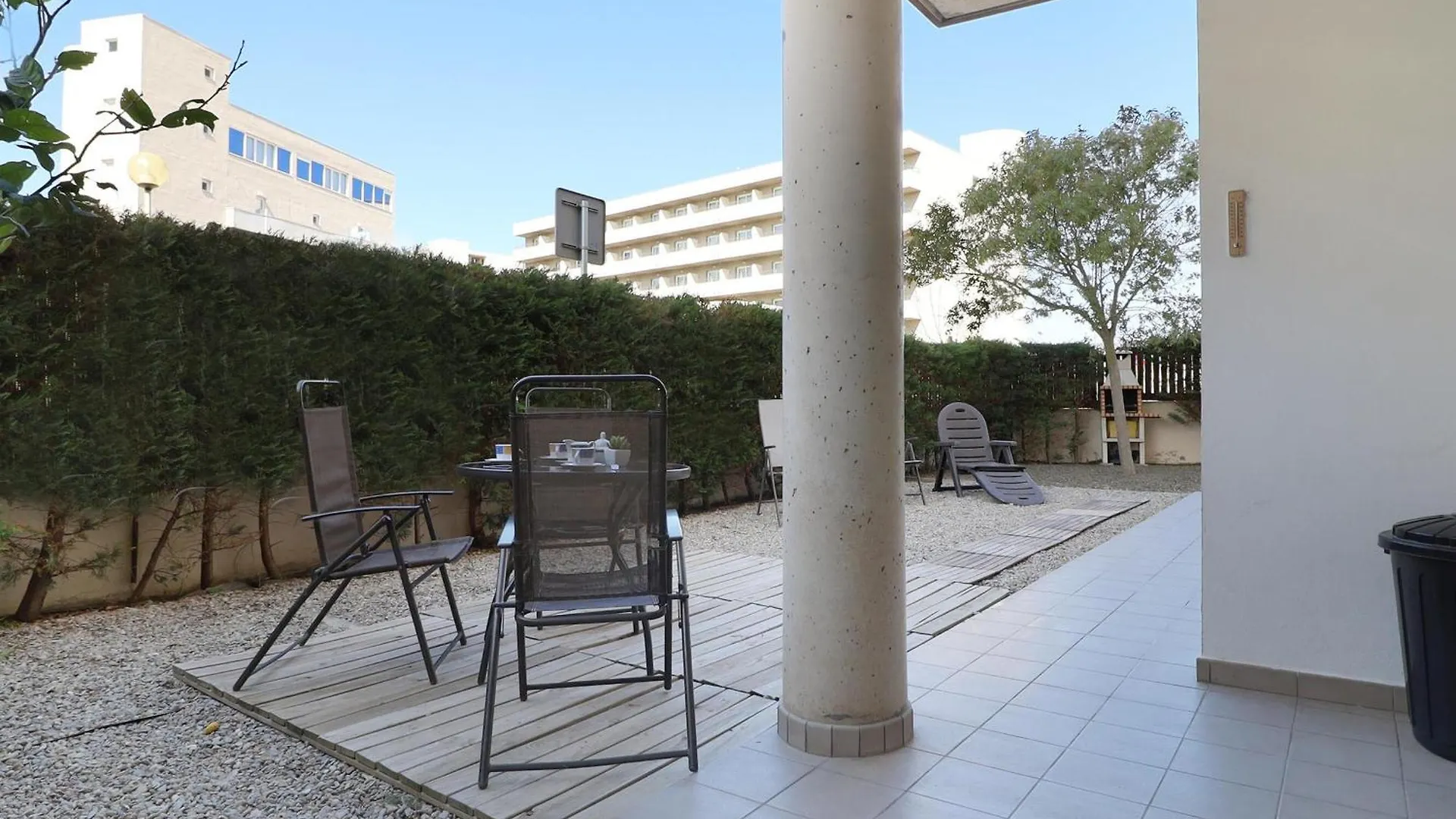 Alquiler De Apartamento Moderno De 2 Dormitorios Con Jardin Privado, - Es-366-7 Roses Apartman